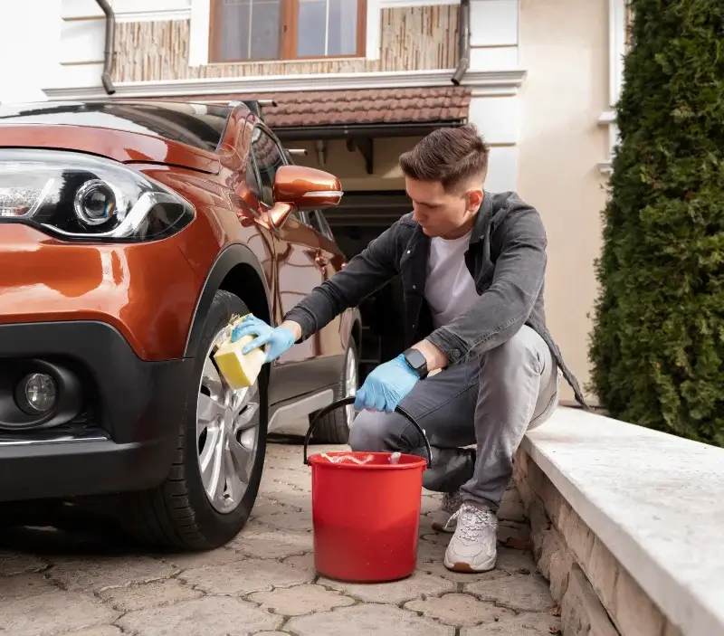 Lavage auto à domicile Gahard : professionnel intervenant sur un véhicule